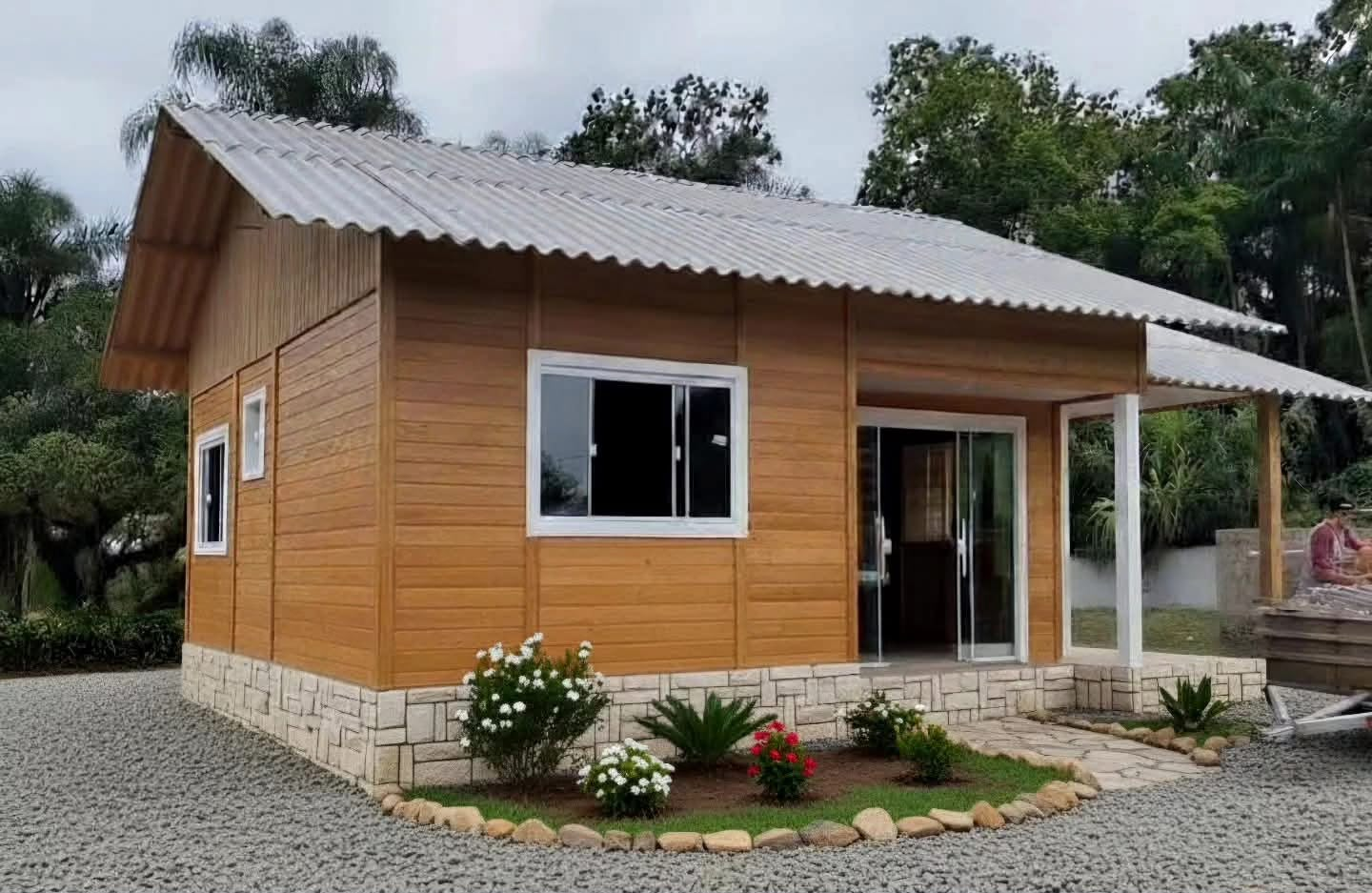 Casa Aconchego: casa pré-fabricada de madeira de 64 m² com varanda e base em pedra
