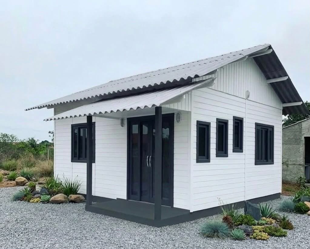 Casa Essencial: casa pré-fabricada branca de 36 m² com varanda coberta