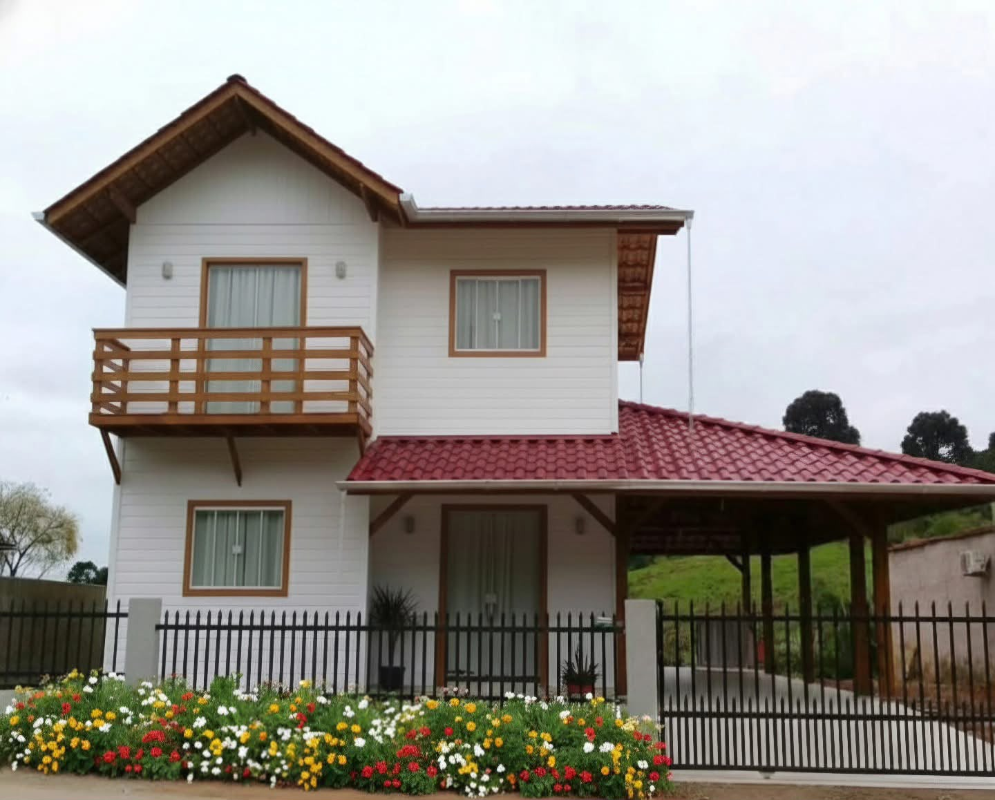 Casa Prime: sobrado pré-fabricado de 101 m² com sacada de madeira e garagem coberta