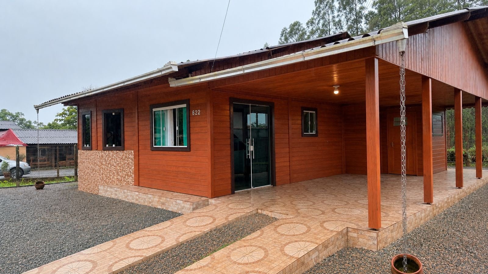 Casa térrea de madeira com garagem coberta