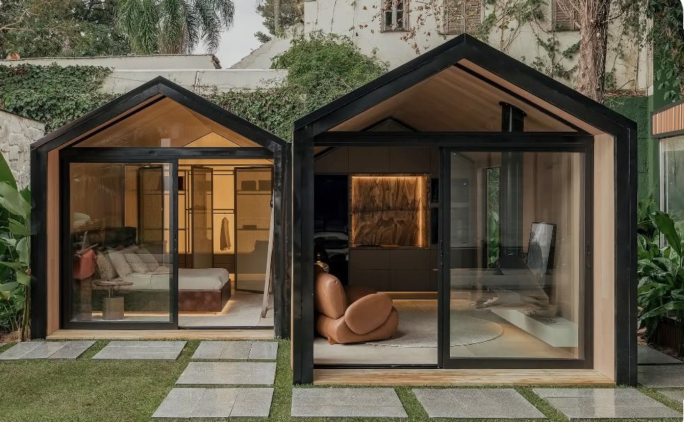 Duas casas modulares de madeira com estrutura preta