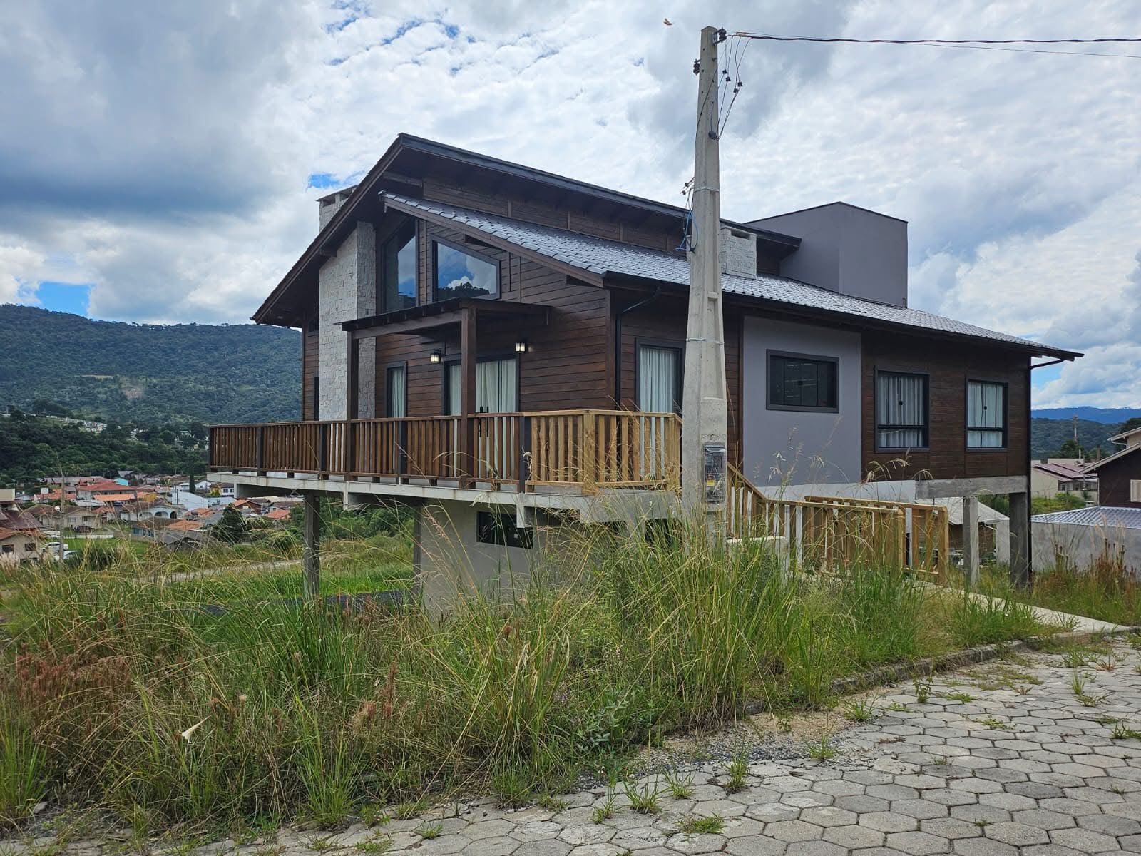 Sobrado de madeira construído pela ConstruMais em terreno com vista para a serra